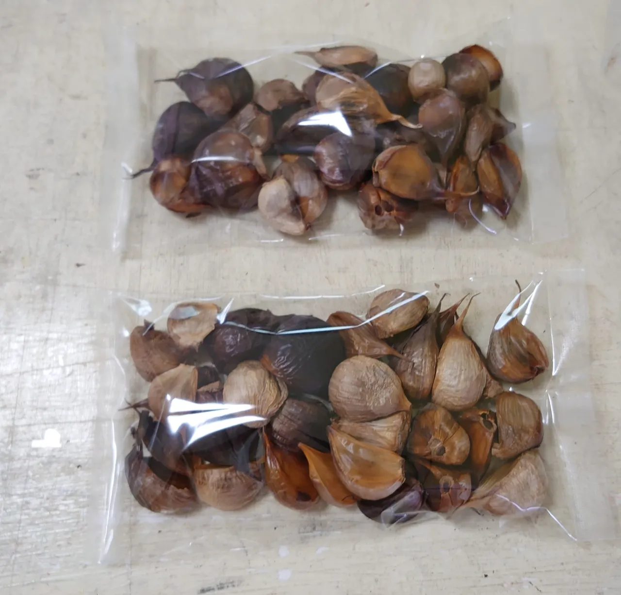 本年度 国産初物粒使用 400g(50粒前後) 熟成発酵 大分県産 黒にんにく